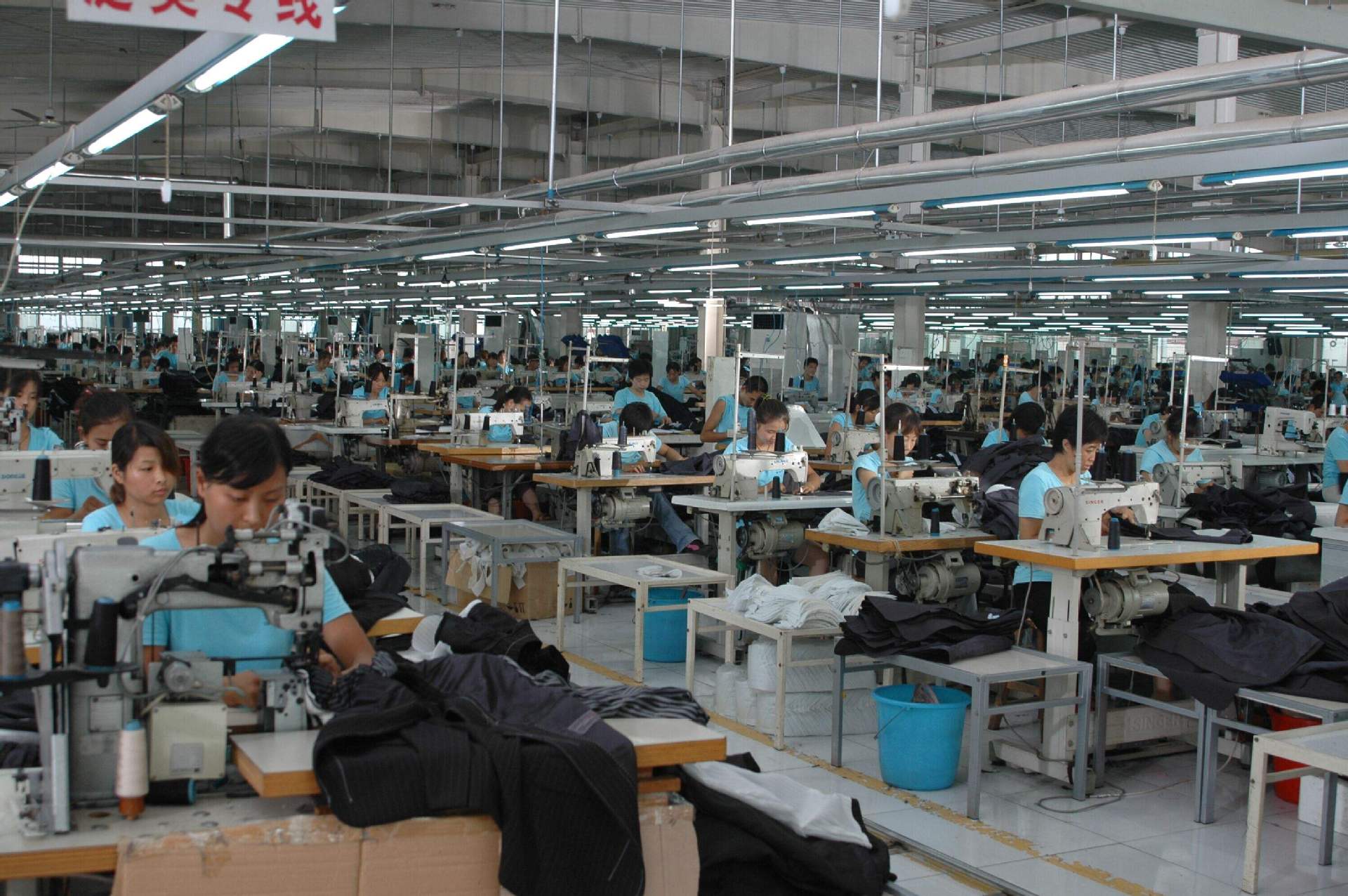 源頭實力工廠常年生產女士吊帶背心可來圖來樣加工訂制